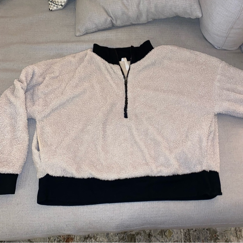Plush crop sweatshirt, teddy on the outside and lined on the inside. Size XL